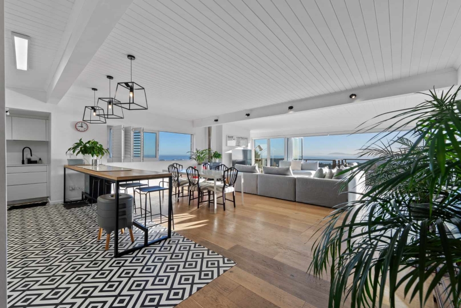 5 Bedroom Property for Sale in Green Point Western Cape